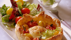 Tarte duo à la tomate revisitée au crottin de chèvre et tomates cerises