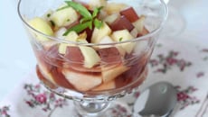 Salade de fruits frais, gelée de vin rosé vanillée, sirop au vin rosé-verveine citronnelle