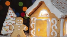 Maison de Noël en pâte sablée aux épices