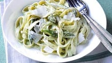 Tagliatelles à la crème aillée, aux noix et aux lardons