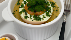 Œuf cocotte aux cèpes, coulis de persil
