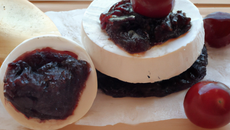 Fromage de brebis et confiture de cerises noires