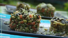 Tartare de saumon aux graines germées et fondue de poireaux au pesto