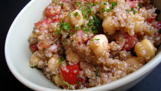 Salade de quinoa aux pois chiches et tomates