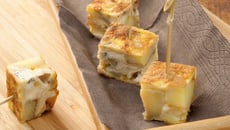 Carrés de tortilla tiède au Bresse Bleu