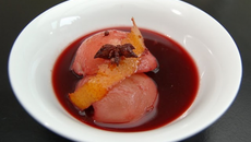 Poires pochées au vin rouge