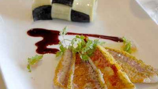 Le damier de cannelloni en purée d'artichauts camus, filets de rougets poêles et sauce aux cinq saveurs
