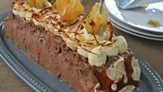 Bûche de Noël chocolat-pistache génoise caramel