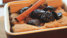 Cobbler aux prunes et pain d'épices