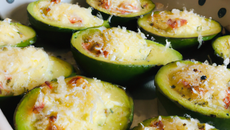 Avocats gratinés à la fourme