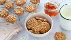 Biscuits aux flocons d'avoine, sarrasin, banane et zeste de citron