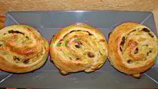 Pains aux raisins fourrés à la crème pâtissière et aux pommes caramélisées