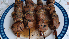 Brochettes de filet mignon relevé à l'ail et au poivre