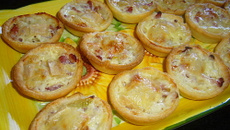 Mini-tartelettes saint nectaire / oignons / lardons