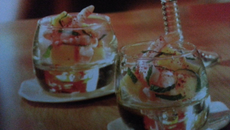 Verrines de crevettes roses, pêches blanches, verveine citronnée