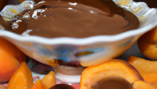 crème recouverte de chocolat et ses abricots