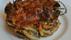 Gratin de pâte à la brousse, aux chénopodes, aubergines et chipolatas