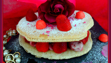 Macaron géant à la mousseline à la fraise