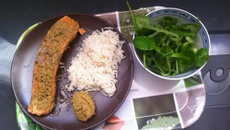 Pavé de saumon mariné à la tapenade verte à la truffe, son riz blanc et son mélange mâche et roquette