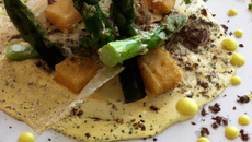 Royale de cresson, asperges vertes et vinaigrette de truffes