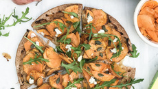 Pizza aux patates douces, feta et graines  de courge