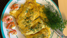 Filets d'omelette farcie aux gambas et au fenouil.