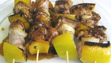 Brochettes de viande en sauce de soja