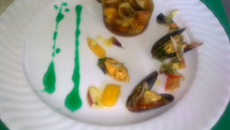 Mariniere de moules en gelée de safran,marinade de légumes niçois, jus au basilic