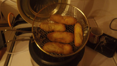 Croquettes de purée mousseline au curry et petits oignons