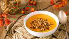 Soupe de butternut aux lentilles corail et granola salé