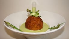 Cromesquis de sole et morilles sur un velouté d'asperges vertes