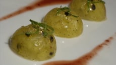 Ananas et fruit de la passion en gelée, coulis de fruits rouge