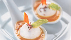 Dôme de bavaroise de chèvre avec coulis de carottes maison