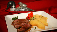 Magret de canard aux coings à la vapeur de romarin