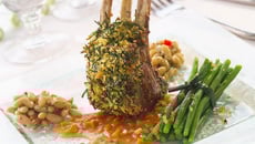 Carré d'agneau en croûte d'herbes et ses flageolets à la provençale, ses fagots de haricots verts et échalotes suées