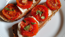 Le toast de tomate et chèvre