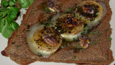 Galette au chèvre, miel et noix