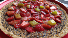 Tarte à la rhubarbe, fraise et sésame noir