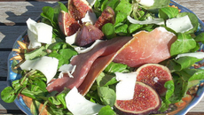 Figues fraîches au jambon sec de montagne et Ossau Iraty