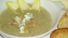 Velouté d'endives au bleu et aux noix