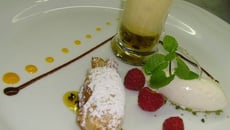 Parfait croustillant au stroudel de pomme, espuma passion et glace acidulée au miel