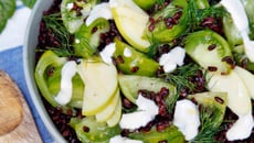 Salade de riz noir au concombre et tomates vertes de France