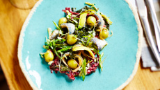 Olives vertes d’Espagne et sardines aux algues en salade
