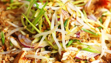 Udons sautés au poulet et aux crevettes