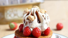 Mille-feuille aux fraises et glace Carte d'Or® façon glacier saveurs amande et vanille