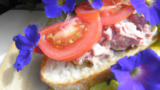 Tartine de thon et tomates et fleurs du jardin