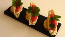 Conchiglie sur toast mayonnaise acidulée farcie au saumon fumé et cottagecheese pamplemousse