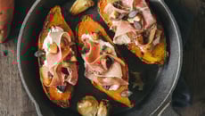 Patates douces rôties au jambon cru Aoste et champignons