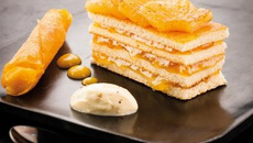 Gourmandise d'ananas rôti avec sa confiture à la vanille et espuma passion