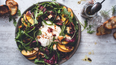 Salade de pêches, roquette et burrata
